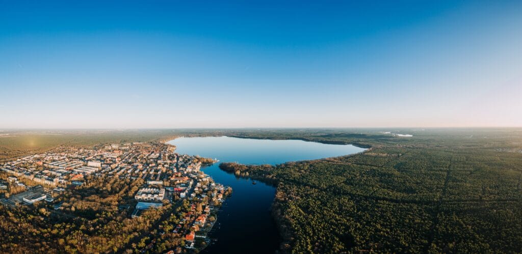 Panorama vom Müggelsee bei Berlin mit dem Schriftzug WAHL 2023