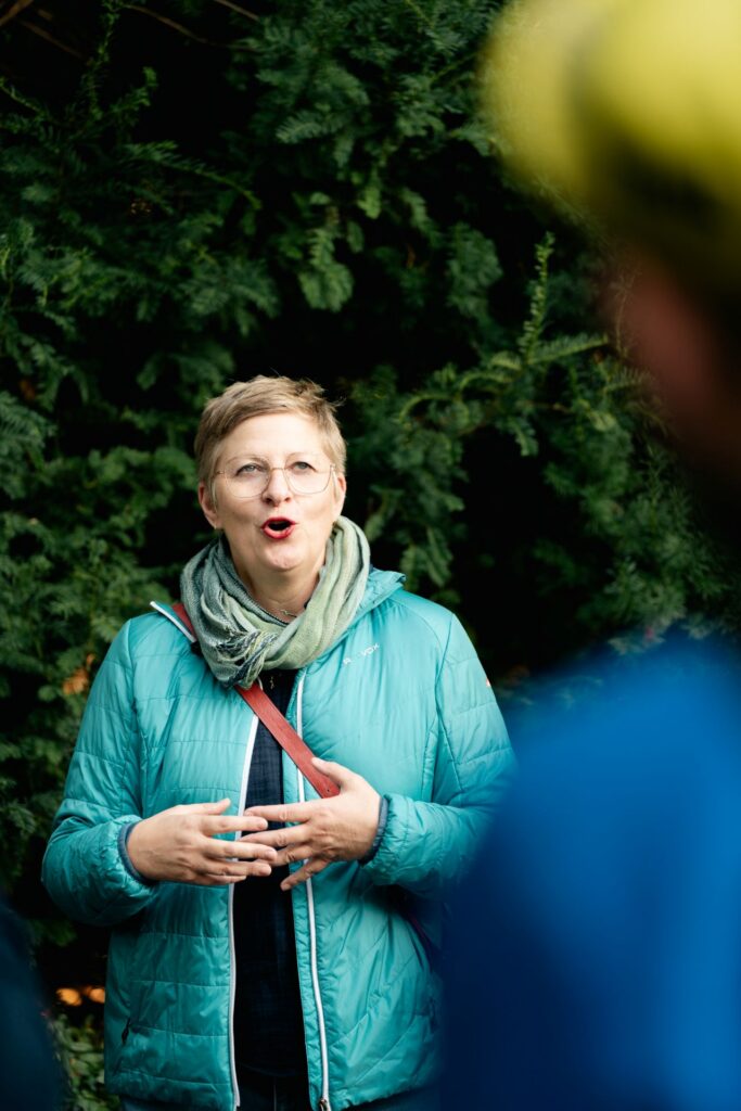 Stefka Ammon beim Spaziergang am Sowjetischen Ehrenmal in Treptow