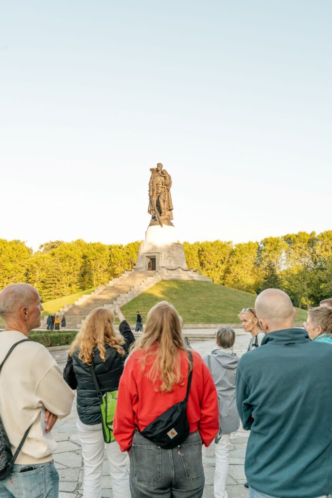 Teilnehmer des Spaziergangs am Sowjetischen Ehrenmal vor der Soldatenstatue