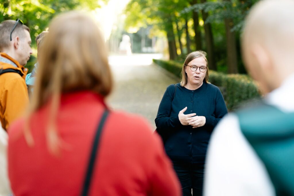 Die Perspektive Finnlands auf die Geschichte konnte Catrin Wahlen beim Spaziergang am Sowjetischen Ehrenmal einbringen.