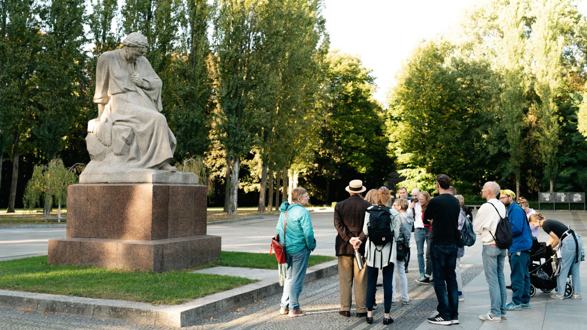 Teilnehmer des Spaziergangs am Sowjetischen Ehrenmal